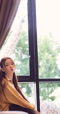 蔡卓宜4月郊游美照，笑容甜美，V领背心搭牛仔短裤线条感修长