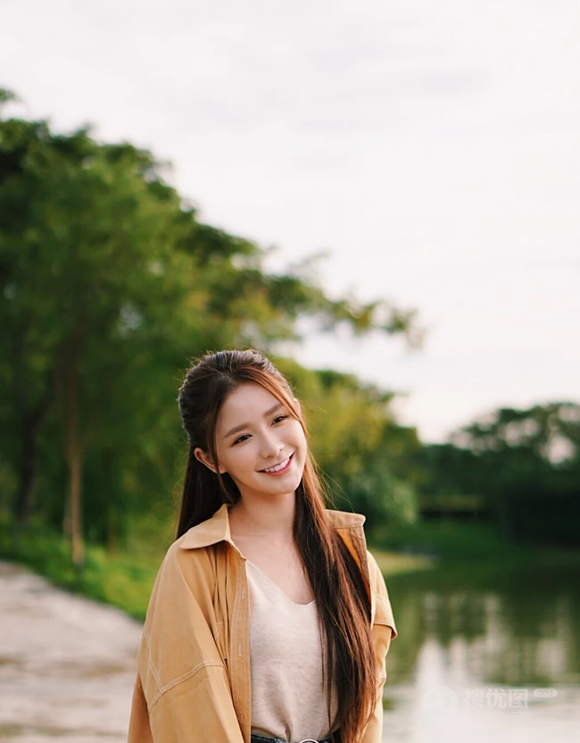 蔡卓宜4月郊游美照，笑容甜美，V领背心搭牛仔短裤线条感修长