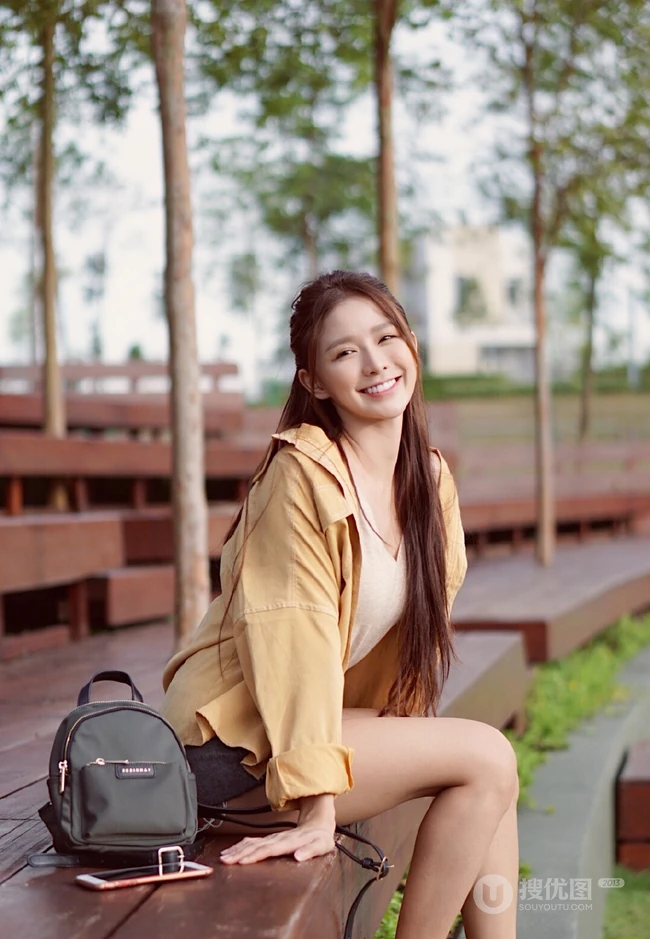 蔡卓宜4月郊游美照，笑容甜美，V领背心搭牛仔短裤线条感修长