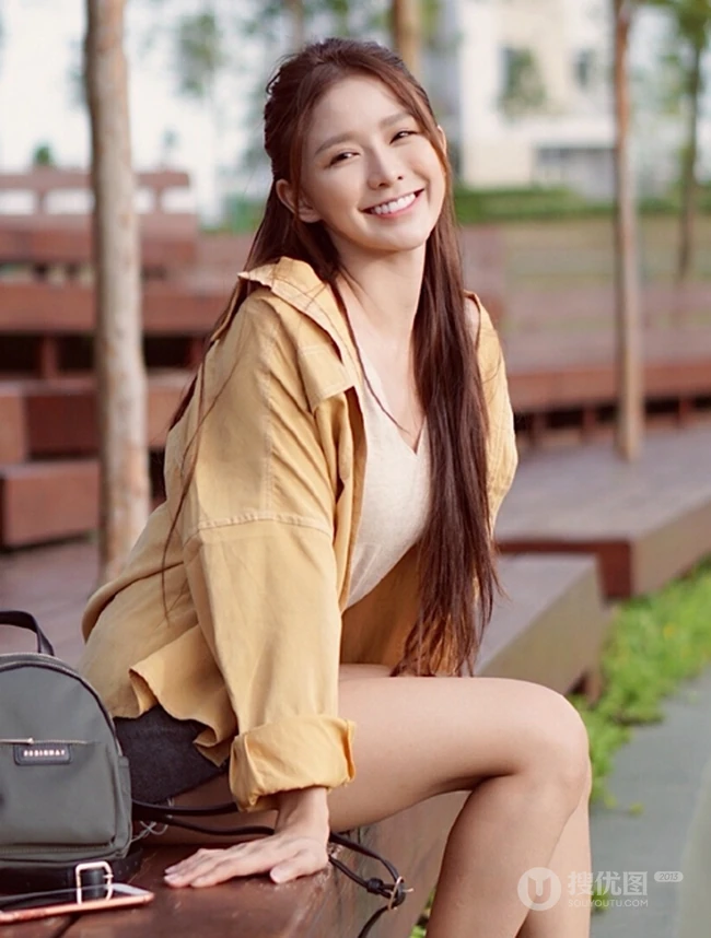 蔡卓宜4月郊游美照，笑容甜美，V领背心搭牛仔短裤线条感修长
