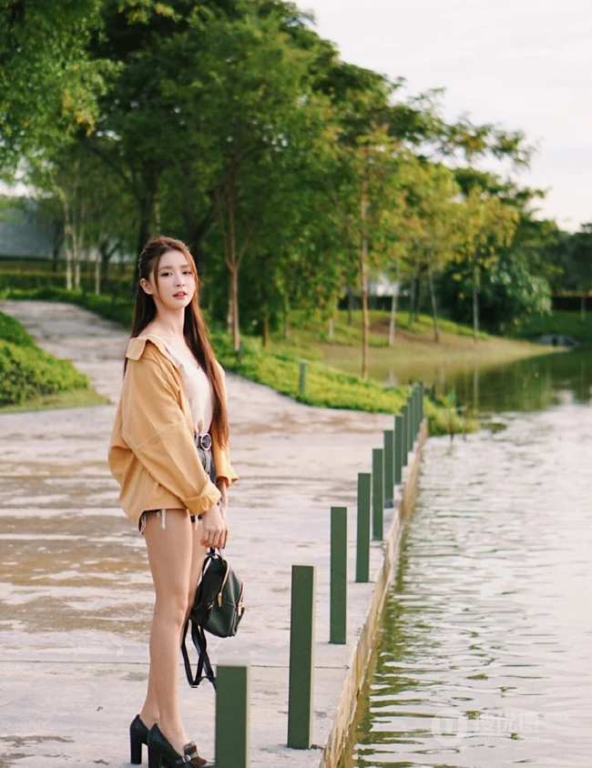 蔡卓宜4月郊游美照，笑容甜美，V领背心搭牛仔短裤线条感修长
