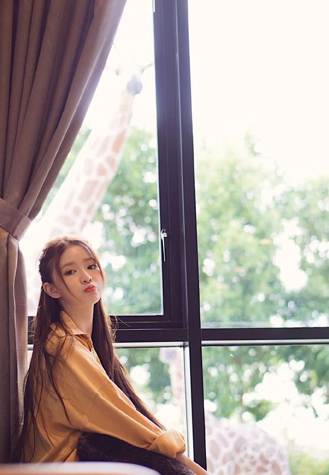 蔡卓宜4月郊游美照，笑容甜美，V领背心搭牛仔短裤线条感修长