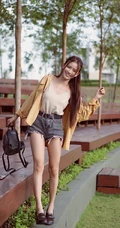 蔡卓宜4月郊游美照，笑容甜美，V领背心搭牛仔短裤线条感修长