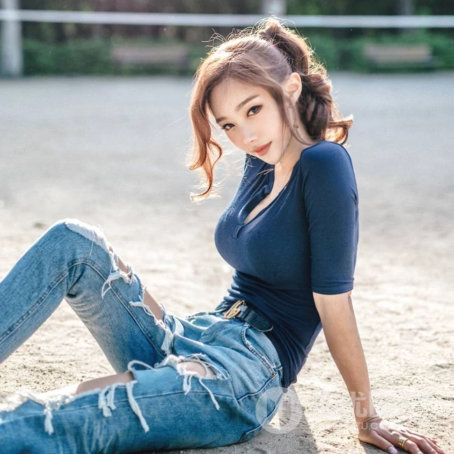 南韩绝美网拍女生佳人Ssovely紧身衣，牛仔裤系列写真图集（一）