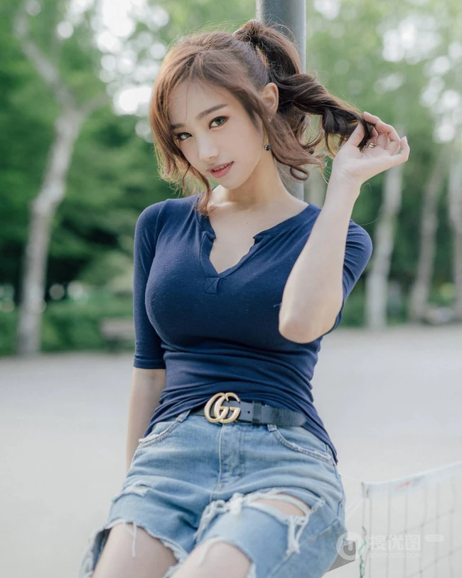 南韩绝美网拍女生佳人Ssovely紧身衣，牛仔裤系列写真图集（一）