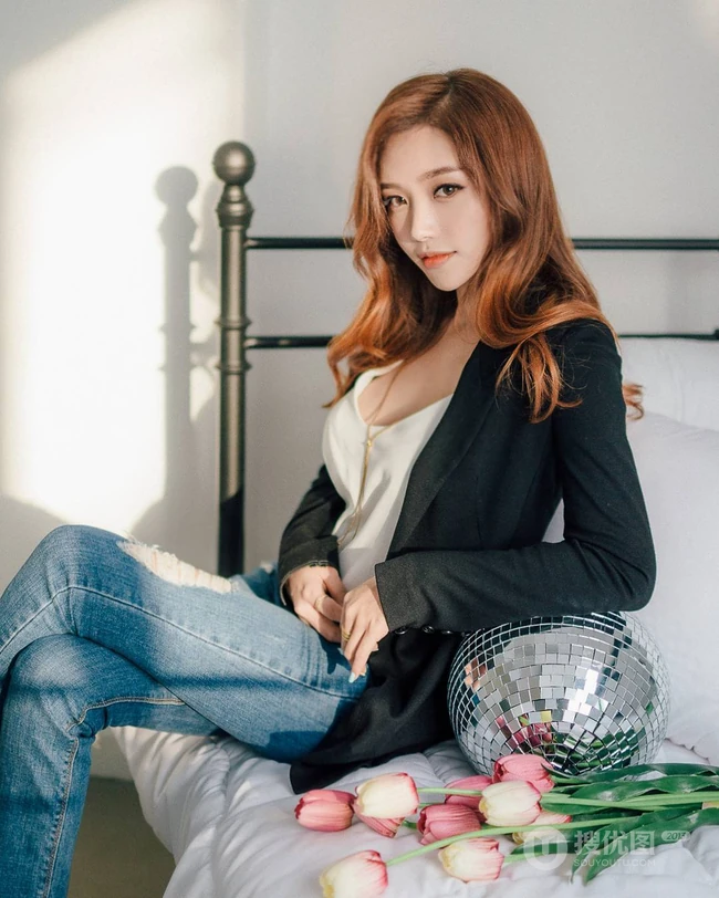 南韩绝美网拍女生佳人Ssovely紧身衣，牛仔裤系列写真图集（一）