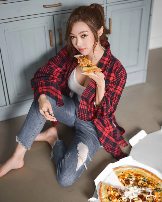 南韩绝美网拍女生佳人Ssovely紧身衣，牛仔裤系列写真图集（一）