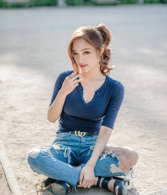 南韩绝美网拍女生佳人Ssovely紧身衣，牛仔裤系列写真图集（一）