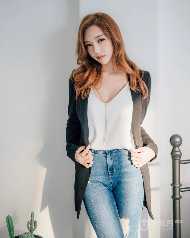 南韩绝美网拍女生佳人Ssovely紧身衣，牛仔裤系列写真图集（一）