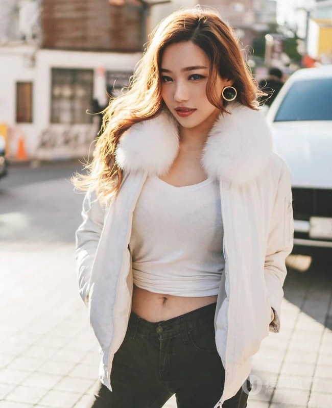 南韩绝美网拍女生佳人Ssovely紧身衣，牛仔裤系列写真图集（一）