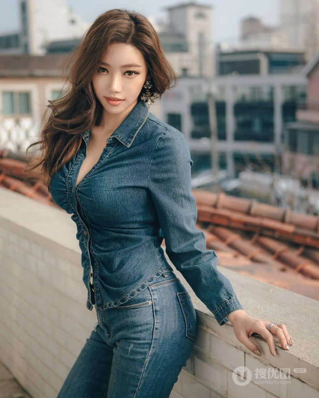 南韩绝美网拍女生佳人Ssovely紧身衣，牛仔裤系列写真图集（一）