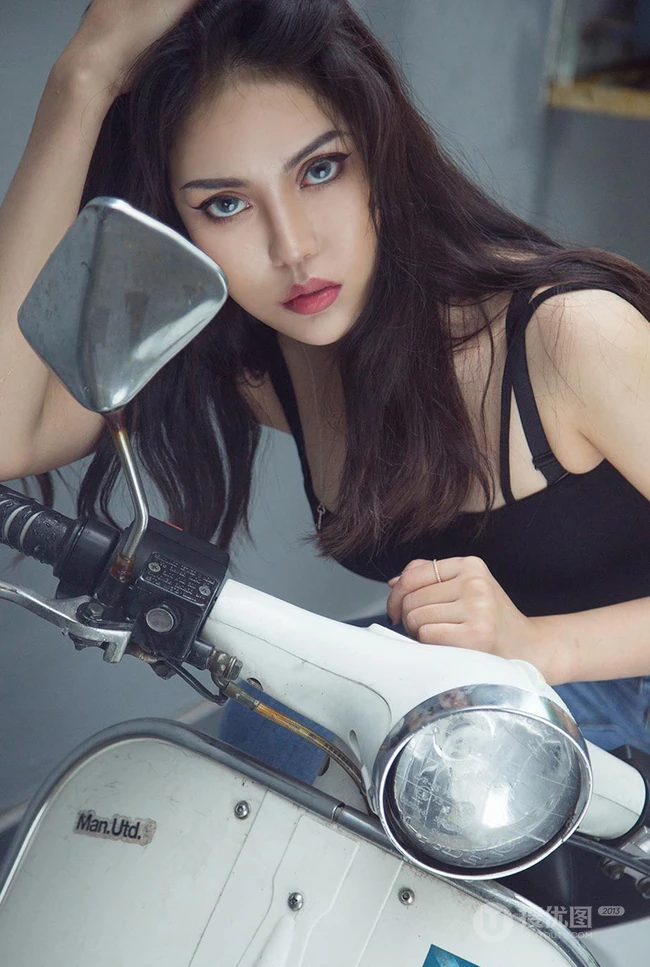 天生媚态柔美线条气质女生明娜多套服饰美图，完美诠释气质的魅力