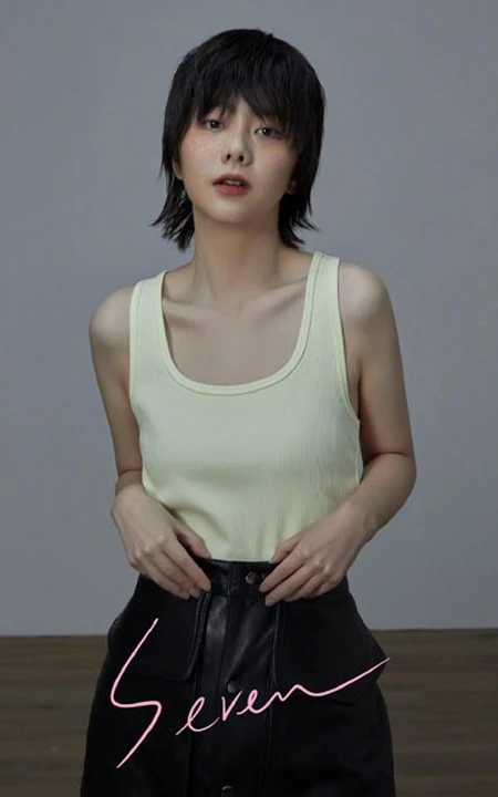 谭松韵雀斑妆个性造型尝试多种风格着装杂志写真图片