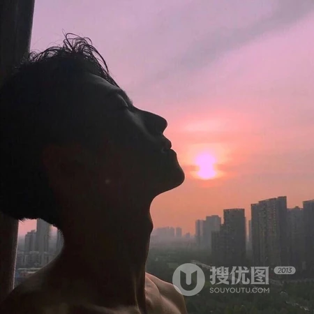 室外帅气街拍的帅哥个性微信头像图片推荐