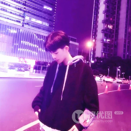 室外帅气街拍的帅哥个性微信头像图片推荐