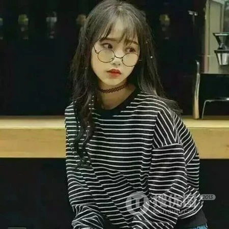 戴眼镜的长发酷女生微信头像图片5月8日合集