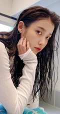 IU李知恩个人公众号晒湿发吸睛美照，又甜又美，网友看呆了