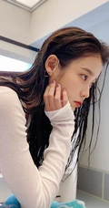 IU李知恩个人公众号晒湿发吸睛美照，又甜又美，网友看呆了