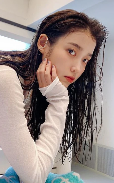 IU李知恩个人公众号晒湿发吸睛美照，又甜又美，网友看呆了