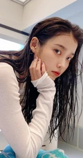 IU李知恩个人公众号晒湿发吸睛美照，又甜又美，网友看呆了