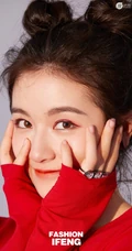 李兰迪的成熟魅力和少女心穿搭写真，不同风格演绎别样感受