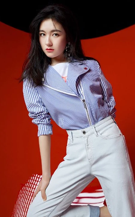 李兰迪的成熟魅力和少女心穿搭写真，不同风格演绎别样感受