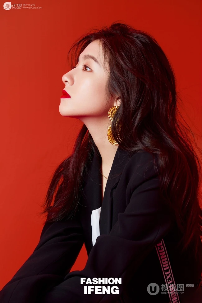 李兰迪的成熟魅力和少女心穿搭写真，不同风格演绎别样感受
