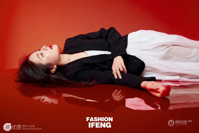 李兰迪的成熟魅力和少女心穿搭写真，不同风格演绎别样感受