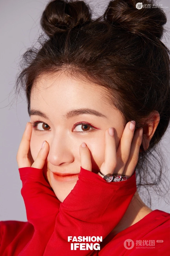 李兰迪的成熟魅力和少女心穿搭写真，不同风格演绎别样感受