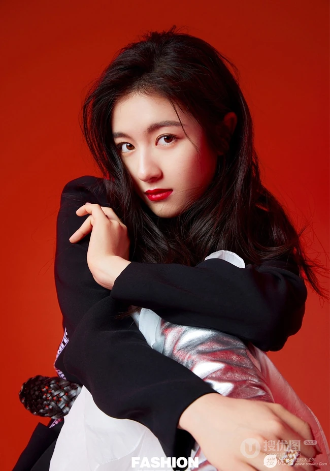 李兰迪的成熟魅力和少女心穿搭写真，不同风格演绎别样感受