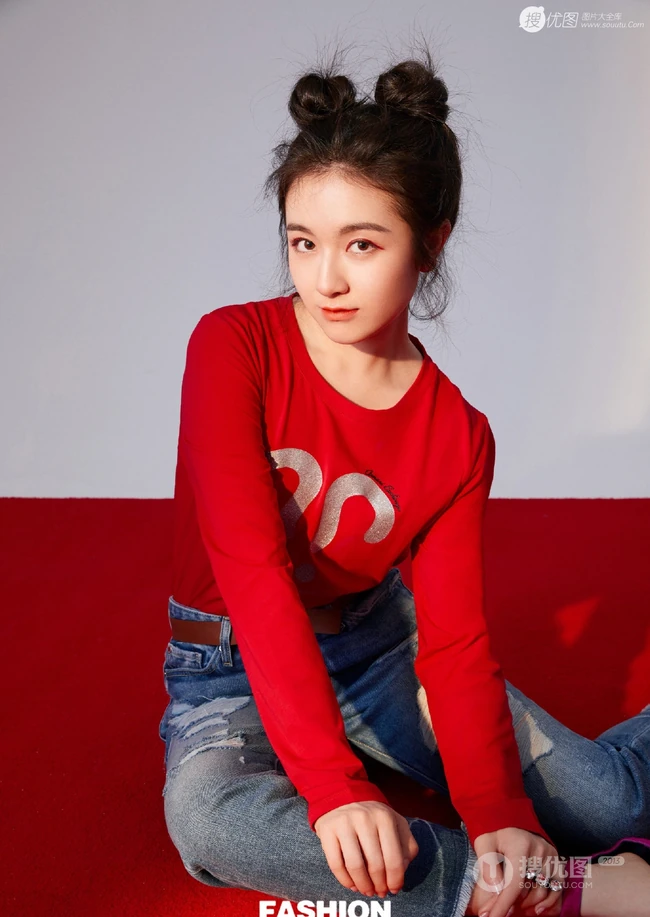 李兰迪的成熟魅力和少女心穿搭写真，不同风格演绎别样感受