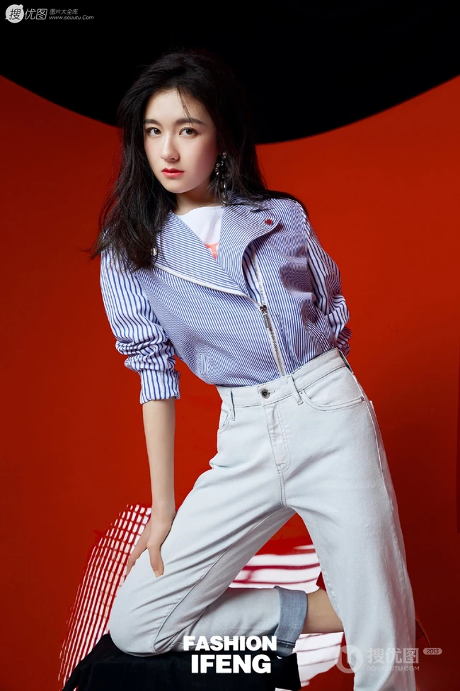李兰迪的成熟魅力和少女心穿搭写真，不同风格演绎别样感受