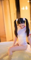 双马尾气质女孩很甜很撩学生装短裤浴室清透艺术摄影写真图片