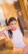 双马尾气质女孩很甜很撩学生装短裤浴室清透艺术摄影写真图片