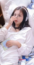 双马尾气质女孩很甜很撩学生装短裤浴室清透艺术摄影写真图片