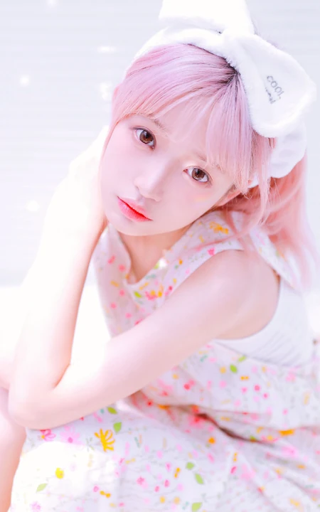 双马尾气质女孩很甜很撩学生装短裤浴室清透艺术摄影写真图片