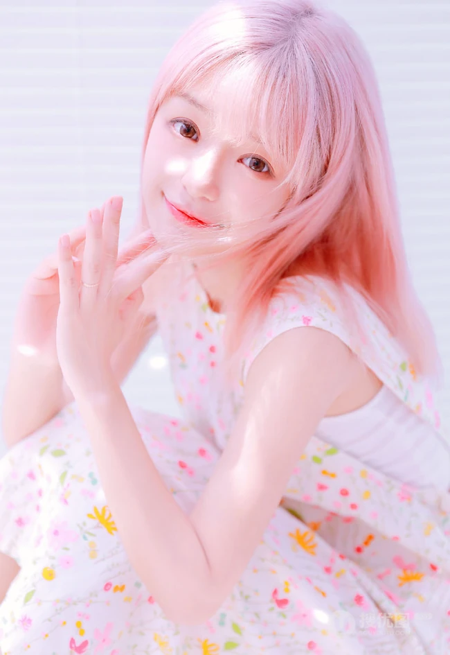 双马尾气质女孩很甜很撩学生装短裤浴室清透艺术摄影写真图片
