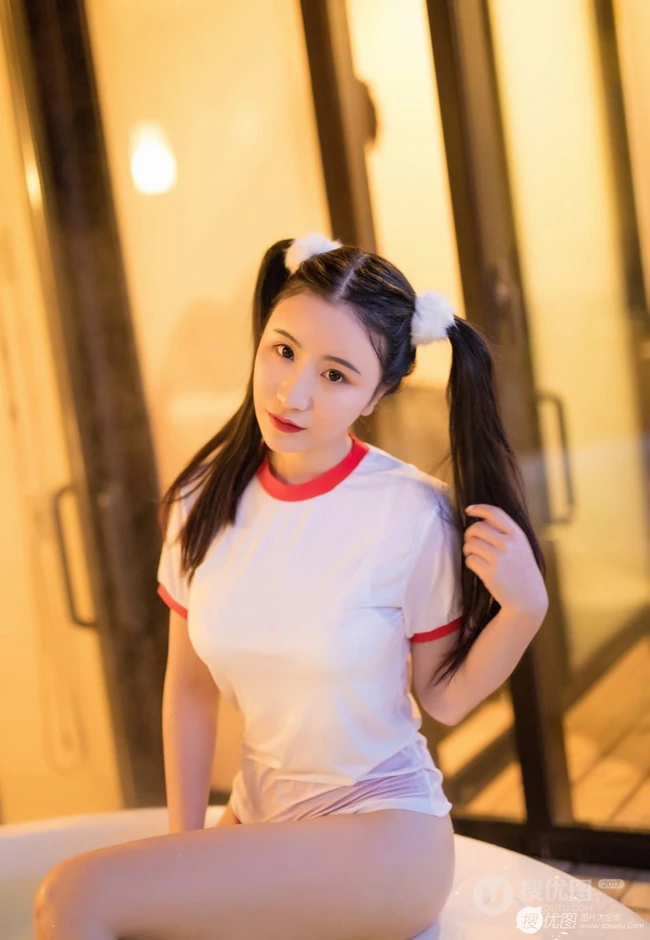 双马尾气质女孩很甜很撩学生装短裤浴室清透艺术摄影写真图片