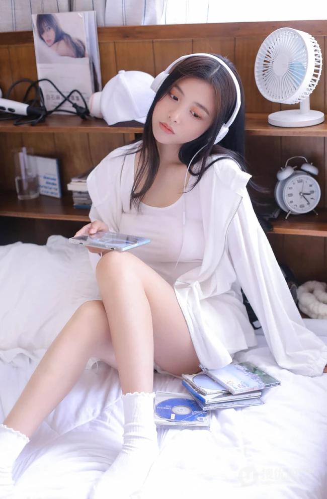 双马尾气质女孩很甜很撩学生装短裤浴室清透艺术摄影写真图片