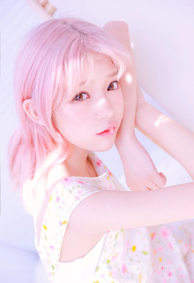 双马尾气质女孩很甜很撩学生装短裤浴室清透艺术摄影写真图片