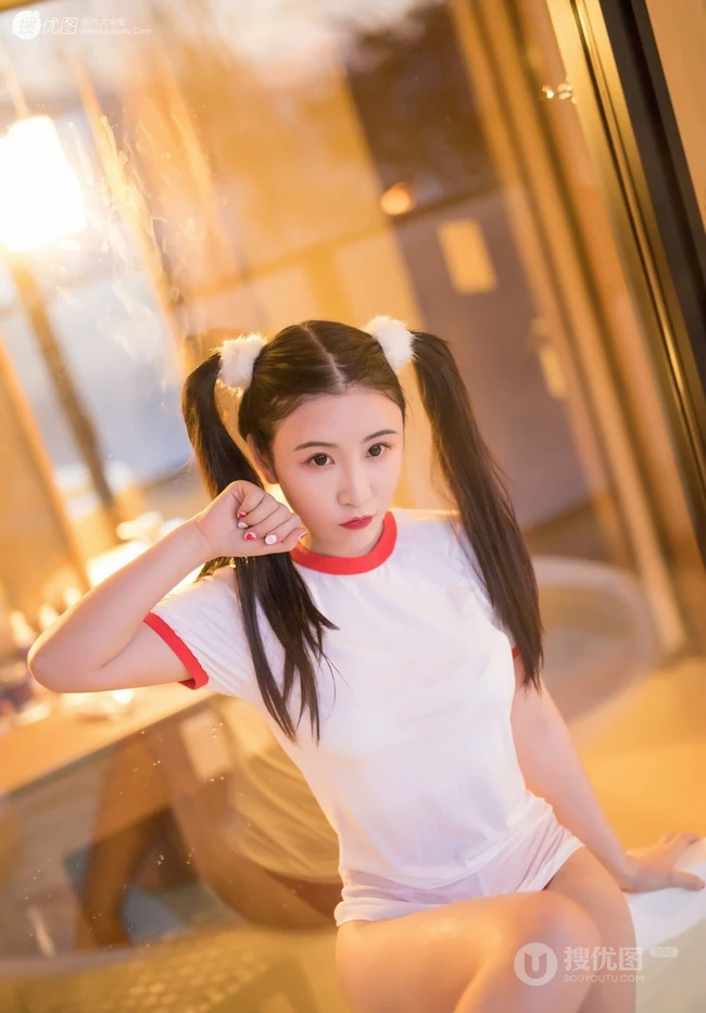 双马尾气质女孩很甜很撩学生装短裤浴室清透艺术摄影写真图片