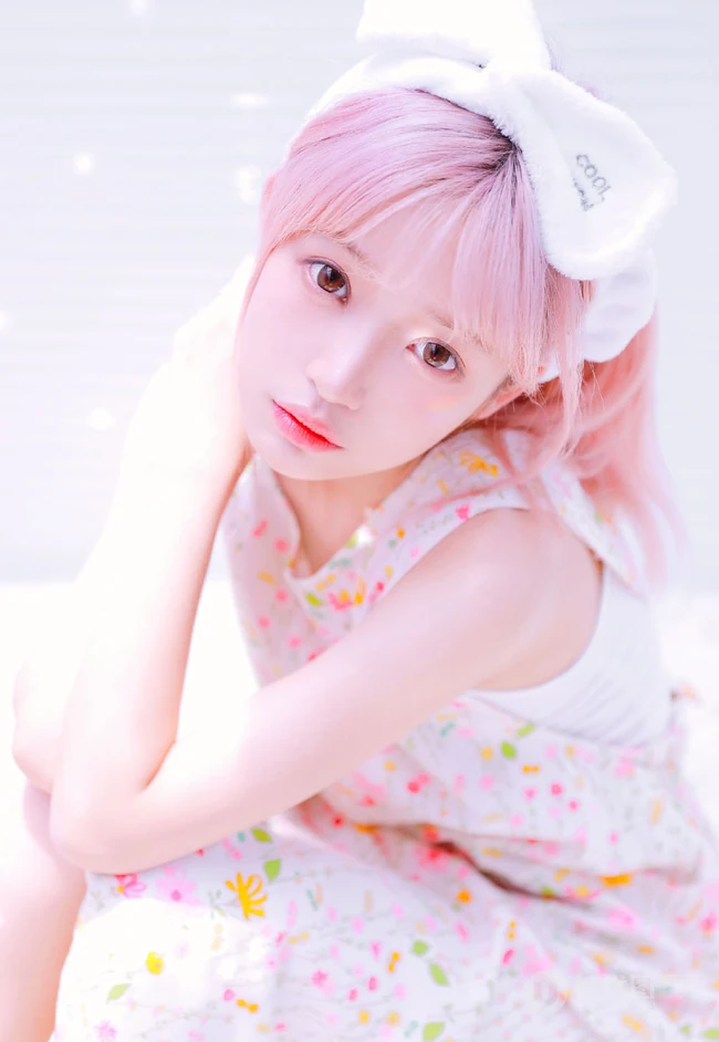 双马尾气质女孩很甜很撩学生装短裤浴室清透艺术摄影写真图片