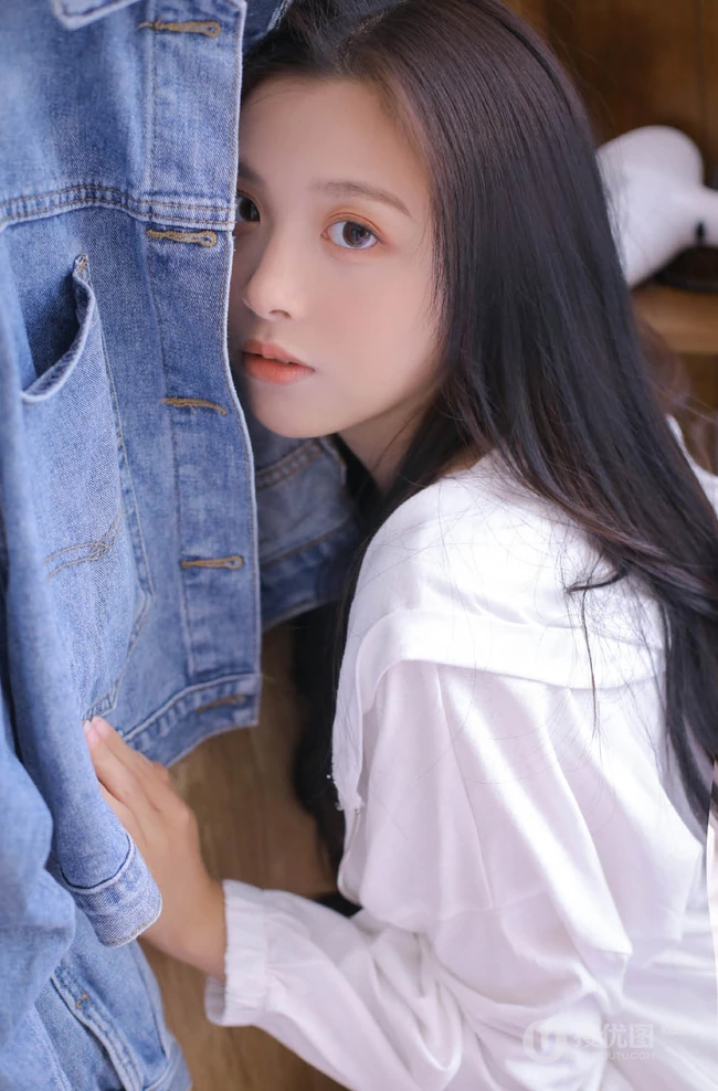 双马尾气质女孩很甜很撩学生装短裤浴室清透艺术摄影写真图片