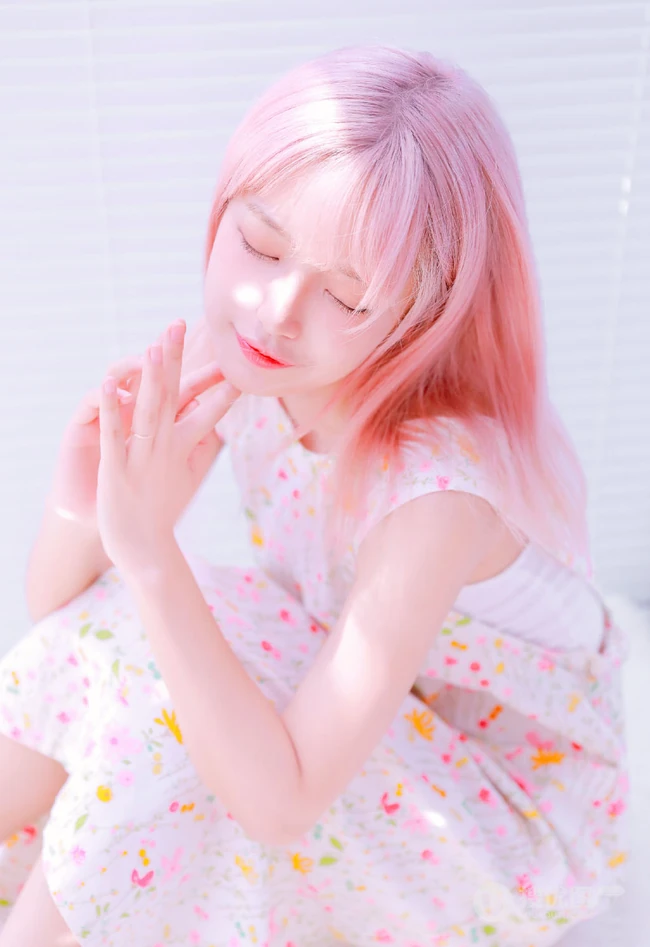 双马尾气质女孩很甜很撩学生装短裤浴室清透艺术摄影写真图片