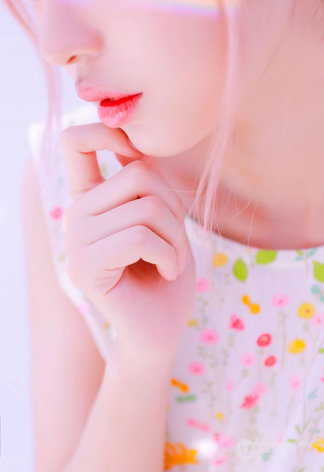 双马尾气质女孩很甜很撩学生装短裤浴室清透艺术摄影写真图片