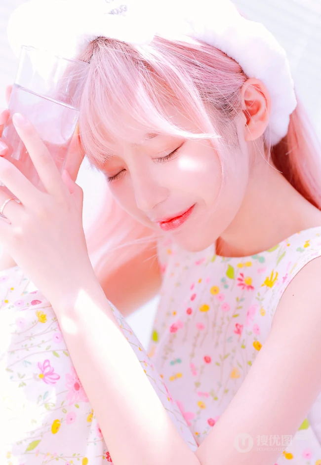 双马尾气质女孩很甜很撩学生装短裤浴室清透艺术摄影写真图片