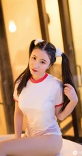 双马尾气质女孩很甜很撩学生装短裤浴室清透艺术摄影写真图片