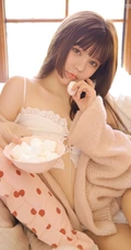 高颜值双眼皮气质女生小姐姐粉衣短裤气质时尚写真图片集