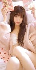 高颜值双眼皮气质女生小姐姐粉衣短裤气质时尚写真图片集