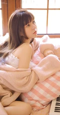 高颜值双眼皮气质女生小姐姐粉衣短裤气质时尚写真图片集